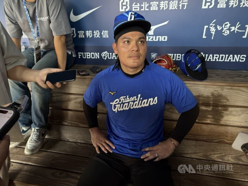 中華職棒富邦悍將隊張育成（圖）手肘不適，經檢查發現骨刺，是否開刀將等休賽季再討論。中央社記者謝靜雯攝 114年6月24日   