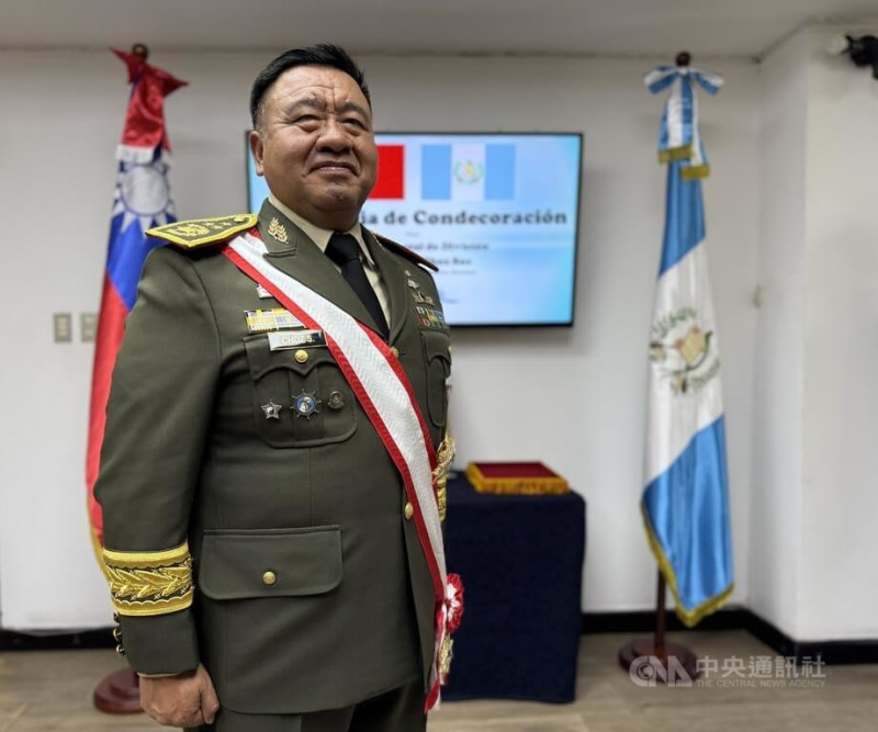 受贈勳的瓜地馬拉參謀總長裘思中將曾是台灣國防部獎學金受獎生，兩度赴台深造，並曾擔任瓜地馬拉駐台武官，與台灣淵源深厚。裘思總長也強調，台灣就是他的「第二故鄉」。中央社記者李登文瓜地馬拉市攝  114年6月25日   圖：中央社提供