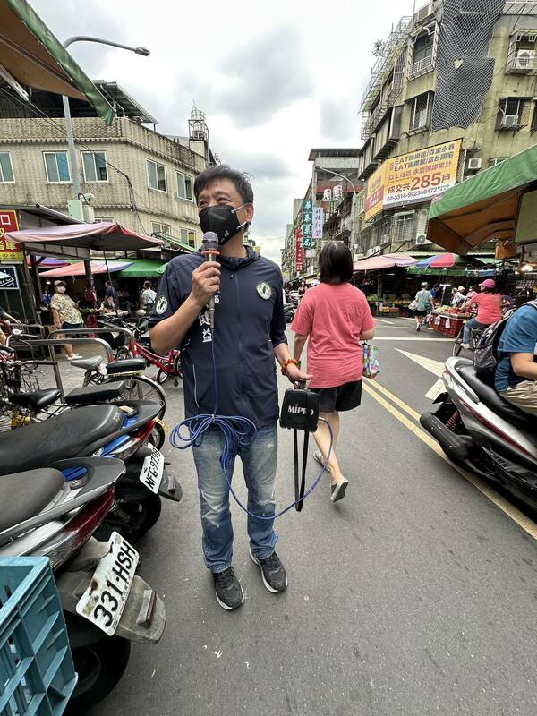 洪健益表示，他的助理在掃街宣傳罷免活動時被汽車刻意輾過腳，呼籲所有罷免夥伴和志工注意人身安全。   圖：取自洪建益臉書
