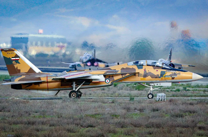 由於缺乏配件,伊朗雖保有約 70 架 F-14,但實際可用者僅剩十餘架。 圖:翻攝自墨甲戰刃 由於缺乏配件,伊朗雖保有約 70 架 F-14,但實際可用者僅剩十餘架。 圖:翻攝自墨甲戰刃