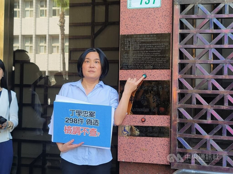 中央選舉委員會公告25案罷免案成案，將於7月26日投票；國民黨立委陳玉珍（圖）25日代表黨中央、立法院黨團到台北地檢署，告發5個台北市罷免藍委團體涉犯偽造文書及個人資料保護法等罪。中央社記者謝幸恩攝 114年6月25日   