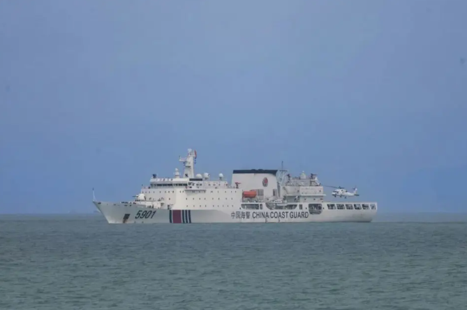 「南沙艦」為目前全球最大海警船之一,全長約 165 公尺,排水量超過 1 萬噸,配有 76 毫米艦炮、30 毫米機砲及重機槍,並設有可供直升機起降的飛行甲板與機庫。 圖:翻攝自零度Military 「南沙艦」為目前全球最大海警船之一,全長約 165 公尺,排水量超過 1 萬噸,配有 76 毫米艦炮、30 毫米機砲及重機槍,並設有可供直升機起降的飛行甲板與機庫。 圖:翻攝自零度Military