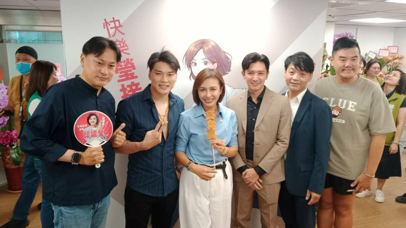 邱議瑩(左三)與年輕支持者合影。 圖:孫家銘攝