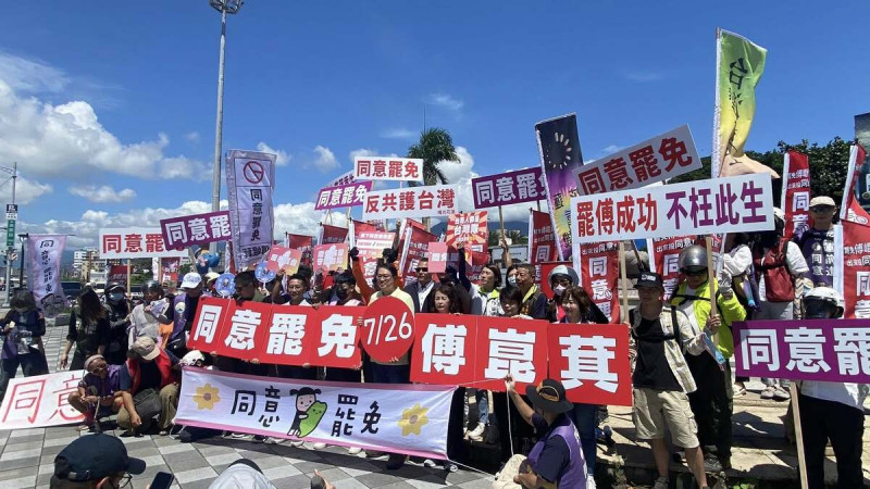 「花蓮新世代青年聯盟 曙光計劃」發起「裁傅自由聯軍會師暨市集活動」6月28日在「石來運轉」廣場短講演出，籲大家票投同意罷免傅崐萁。   圖：取自「花蓮新世代青年聯盟 曙光計劃」臉書
