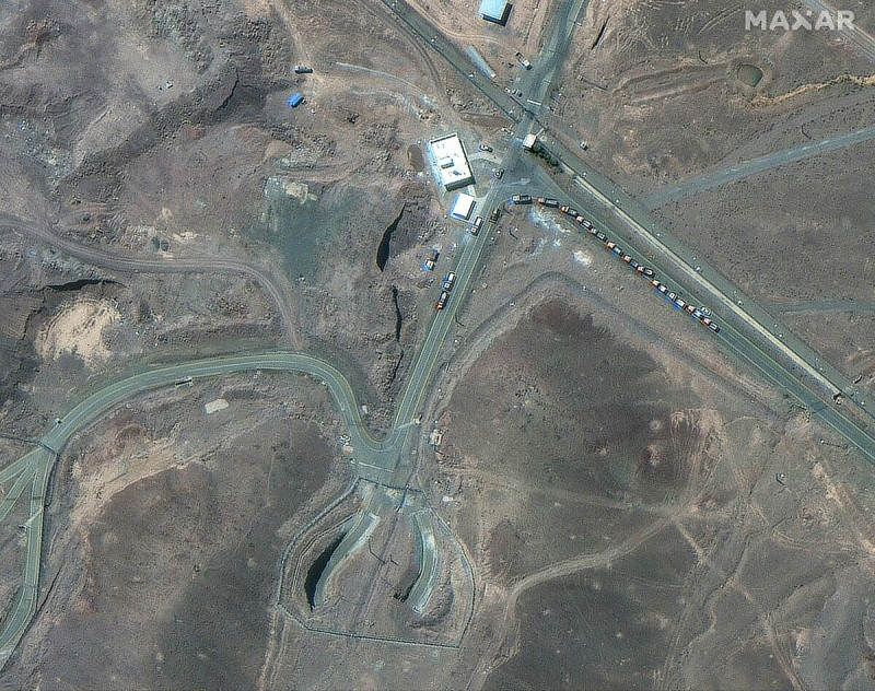 美國商業衛星公司 MAXAR 公布多張空襲後衛星圖像,顯示伊斯法罕核子研究設施附近多棟建築被完全摧毀,疑為 30 枚戰斧飛彈造成。另據該公司先前拍攝的照片,顯示在襲擊前的6月 19 至 20 日,福爾多核設施入口附近聚集多達 16 輛重型卡車,疑似緊急運送機密設施與器材。 圖:翻攝自X帳號@John_Pollock22 美國商業衛星公司 MAXAR 公布多張空襲後衛星圖像,顯示伊斯法罕核子研究設施附近多棟建築被完全摧毀,疑為 30 枚戰斧飛彈造成。另據該公司先前拍攝的照片,顯示在襲擊前的6月 19 至 20 日,福爾多核設施入口附近聚集多達 16 輛重型卡車,疑似緊急運送機密設施與器材。 圖:翻攝自X帳號@John_Pollock22
