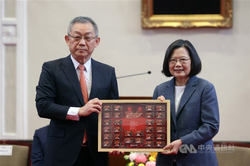中華職棒味全龍隊25日公告，原本球隊的公司董事長徐文芳（左）因職涯規劃請辭。（中央社檔案照片）   