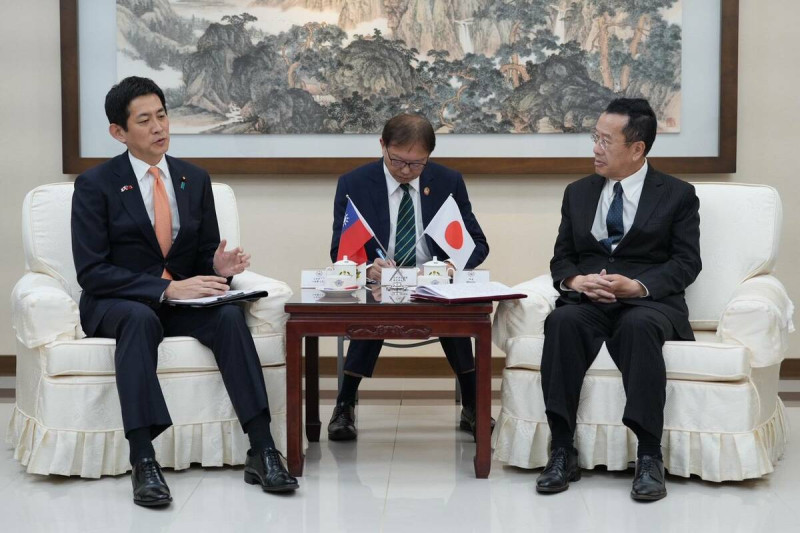 國防部長顧立雄接見日本眾議院議員小林鷹之。   圖：國防部提供