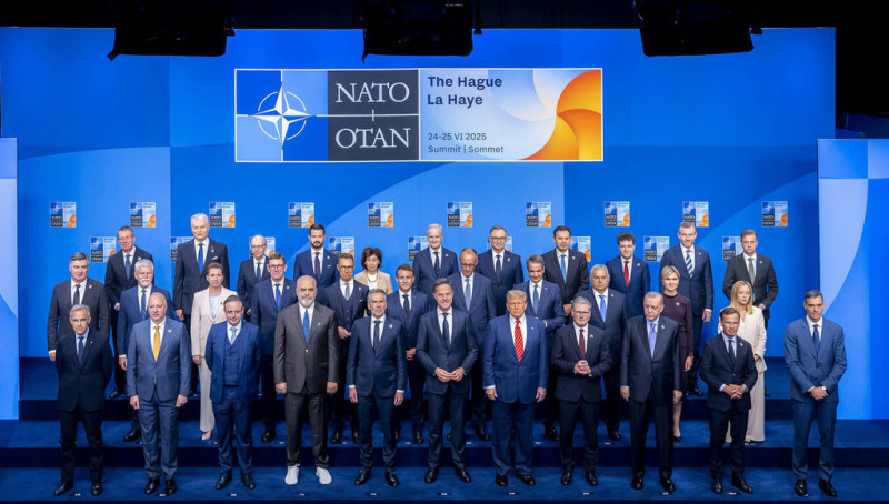 北約（NATO）32國發表「海牙峰會宣言」，最遲自2035年起每年直接、間接投資在國防的支出須達GDP的5%。圖為32國領導人及北約秘書長呂特在峰會前合照。   圖：北約提供