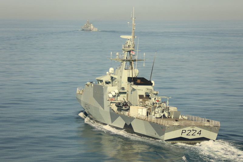 英國海軍近海巡邏艦「特倫特號」（前）6月中旬在英吉利海峽伴航監控俄羅斯巡防艦「格里戈洛維奇上將號」。   圖：英國海軍提供