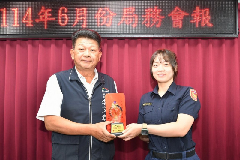 台中市豐原區日前發生住宅火警，豐東派出所警員廖婉凌（右）抵達火場，潑溼衣物後進入火場救出婦人，台中市警察局局長李文章（左）在局務會報中頒獎表揚。（警方提供）中央社記者趙麗妍傳真  114年6月26日   
