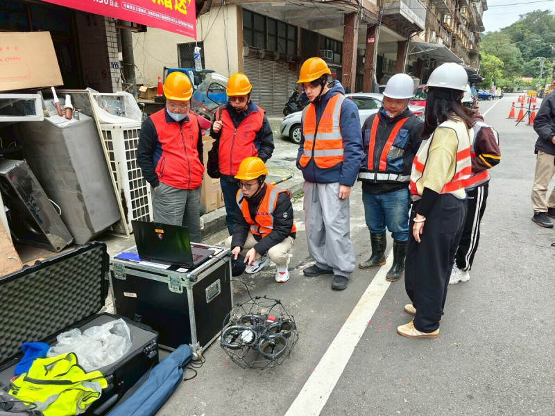 現場查看下水道內部狀況。   圖：內政部國土署提供