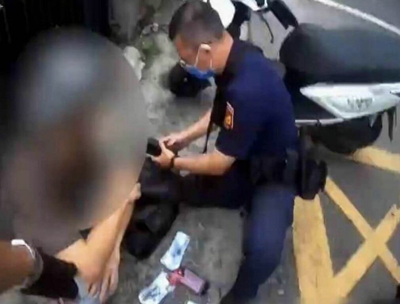 彰化縣警察局26日上午舉行記者會指出，1至5月查獲詐欺案件共133件，而外籍車手人數也攀升，最多為越南籍。圖為員警逮捕外籍車手情形。（警方提供）中央社記者吳哲豪傳真  114年6月26日   