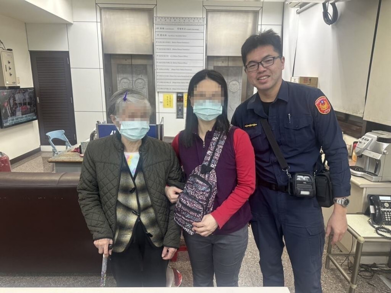 台北市警察局北投分局員警許哲豪（右）113年尋獲失蹤人口達10件，獲頒內政部警政署全國失蹤人口查尋工作績優獎。（警方提供）中央社記者劉建邦傳真  114年6月26日   
