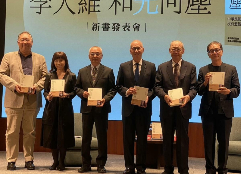 前海基會董事長李大維(右三)與前外交部長錢復(右二)   圖：林朝億/攝