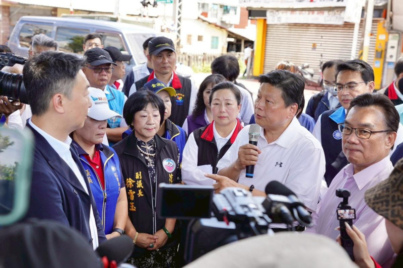 立法院交通委員會赴花蓮考察期間，國民黨團總召傅崐萁（圖左三）在縣長徐榛蔚（圖左四）陪同下，當場向交通部長陳世凱（圖右一）發難。   圖：傅崐萁辦公室/提供