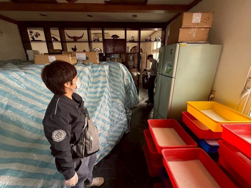 紀姓男子夥同林姓男子等3人隱藏在雲林台西某民宅製作愷他命，雲林地檢署指揮專案小組逮捕紀男等4人，檢方26日偵查終結，依毒品危害防制條例等罪將4人提起公訴。（檢方提供）中央社記者姜宜菁傳真  114年6月26日   