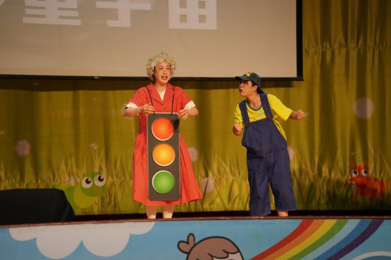 活動透過超人氣的兒童劇團演出，讓交通安全扎根校園。   圖：台中市政府/提供