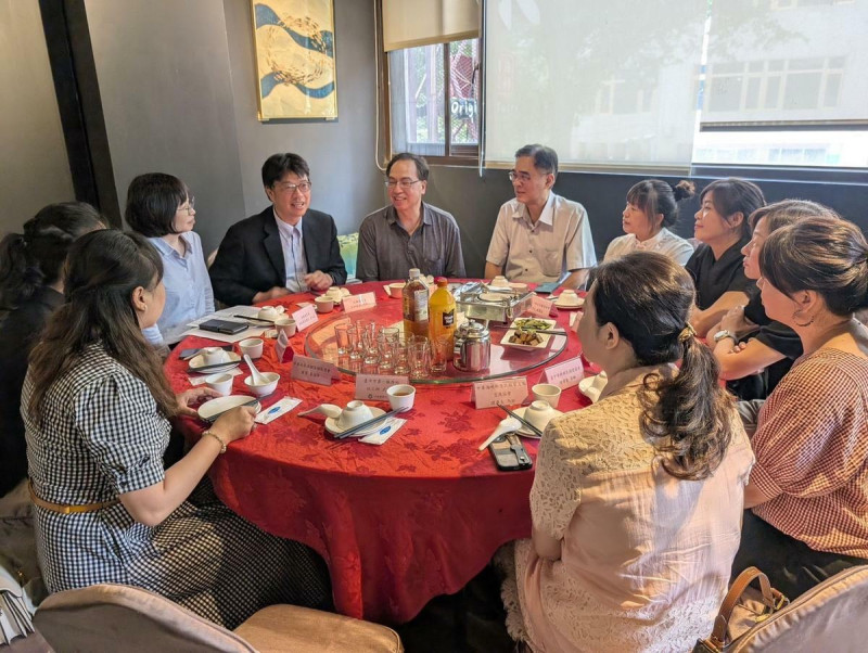 陸委會主委邱垂正提醒，不論是繳附喪失原籍證明或在台所遇其他困難，均可向陸委會反映，我們都會以最大的努力，盡心協助。   圖：陸委會提供