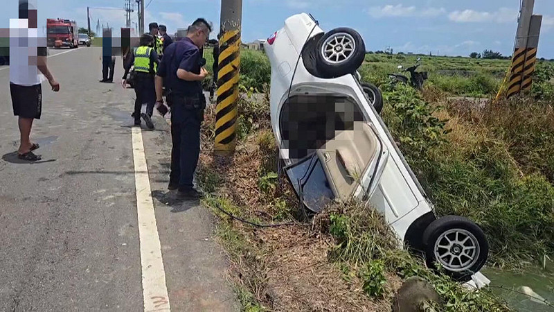 嘉義縣東石鄉網寮村170縣道26日發生汽車衝落魚塭意外，警消獲報馳援、到場拉起車輛，車內黃姓女駕駛已無生命徵象，送醫不治。（嘉義縣消防局提供）中央社記者蔡智明傳真  114年6月26日   