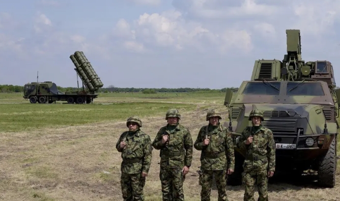 塞爾維亞軍隊與導彈發射車。 圖 : 翻攝自軍哥漫談 塞爾維亞軍隊與導彈發射車。 圖 : 翻攝自軍哥漫談