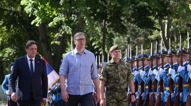 塞爾維亞總統武契奇(中)校閱部隊。 圖 : 翻攝自軍哥漫談 塞爾維亞總統武契奇(中)校閱部隊。 圖 : 翻攝自軍哥漫談
