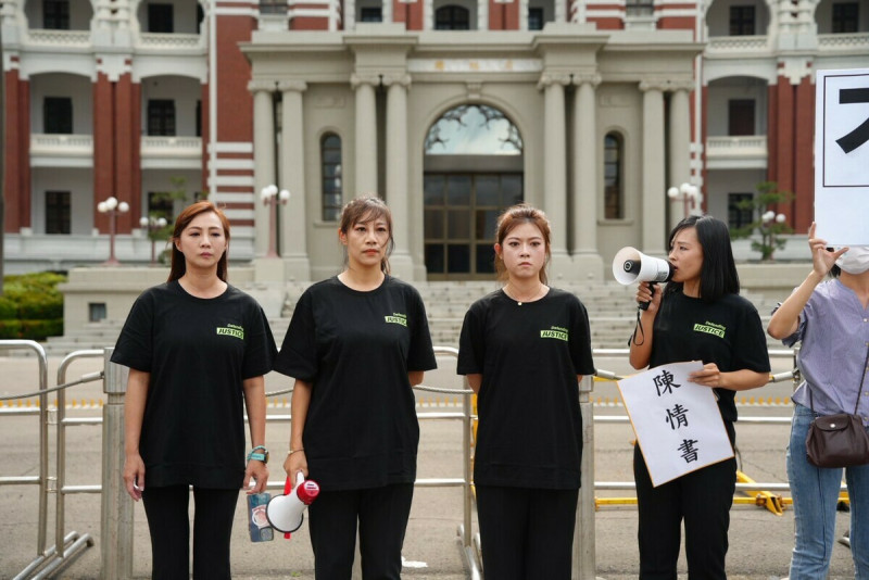 民眾黨主席黃國昌在新北市地方4位主任林子宇（右2）、陳怡君（左2）、陳語捷（右1）、周曉芸（左1）下午衝總統府抗議總統賴清德「雜質說」。   圖：民眾黨 / 提供