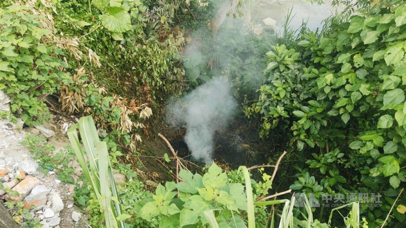 吳姓男子25日被發現陳屍在台中太平區長龍路3段路旁邊坡，身上有大面積燒傷。檢方26日相驗遺體，發現他口鼻無煙霧痕跡，且家屬對死因有疑義，決定將解剖遺體釐清死因。（中央社檔案照片）   