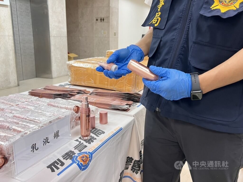 2名在台合法工作的泰國移工遭詐騙集團利誘，涉嫌協助收取海外寄來、偽裝成乳液罐的毒品包裹，刑事局獲報後循線逮捕2人送辦，26日並展示各項贓證物。（翻攝畫面）中央社記者劉建邦傳真  114年6月26日   