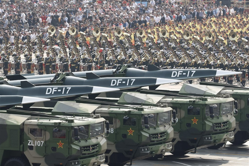 圖為2019年中共慶祝70週年，東風-17彈道飛彈在閱兵中亮相。   圖：翻攝中新社