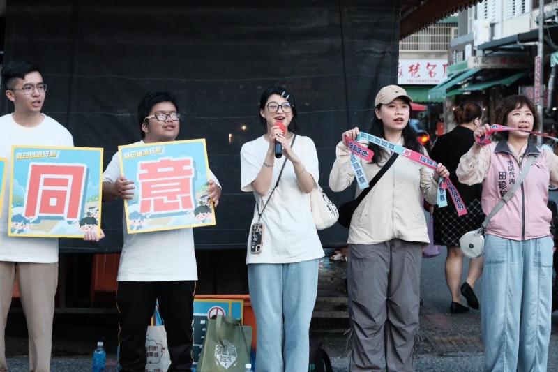 民進黨青年部「破浪行動」前進花蓮。 圖:民進黨提供 民進黨青年部「破浪行動」前進花蓮。 圖:民進黨提供