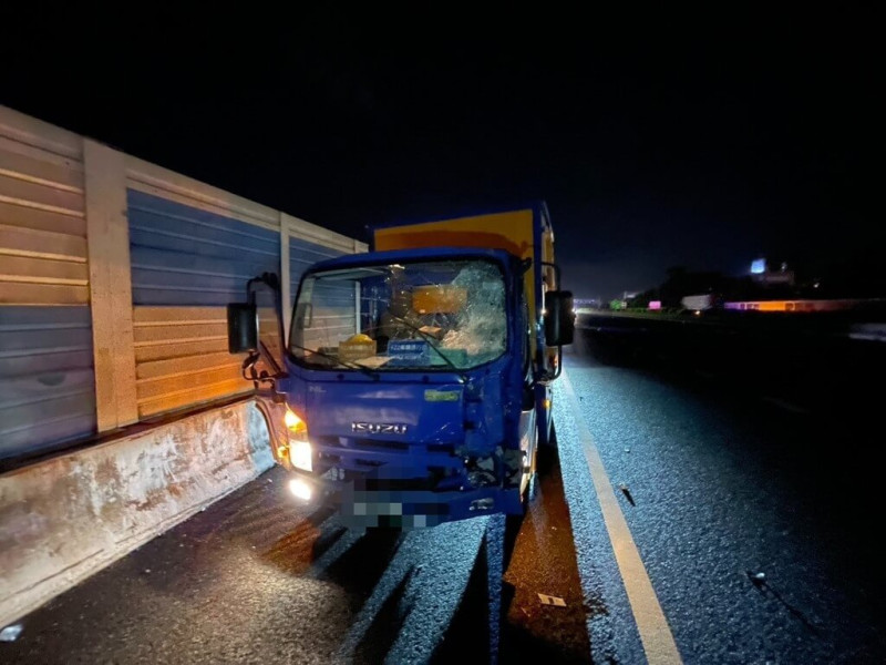 國道1號南向177.5公里、台中路段，27日凌晨有民眾逆向走上國道，先遭一輛小貨車撞擊，小貨車擋風玻璃碎裂。國道警方調查釐清肇事原因。（民眾提供）中央社記者趙麗妍傳真 114年6月27日   