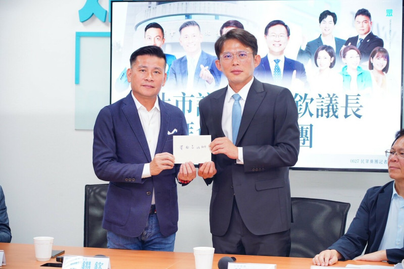 台北市議會議長戴錫欽（左）今拜會民眾黨主席兼黨團總召黃國昌（右）。   圖：民眾黨 / 提供