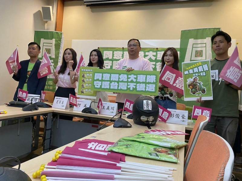 民進黨不分區立委王義川、桃園市議員彭俊豪、桃園市議員黃瓊慧、新竹雙罷領銜人戴振博與山除薇害發言人阿美、敲羅行動發言人EVA等人，27日上午在立法院舉行「同意罷免大車隊、守護台灣不後退」記者會   圖：林朝億/攝