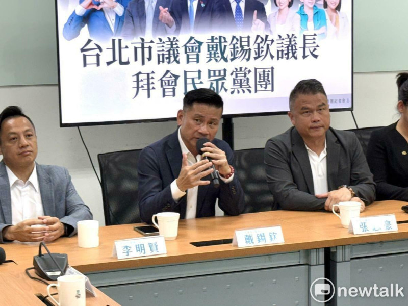 台北市議會議長戴錫欽（中）。   圖：周煊惠 / 攝