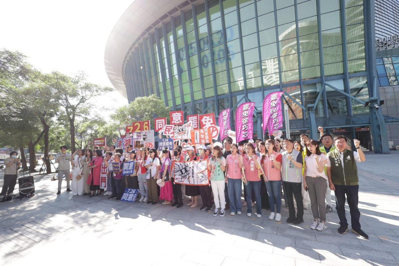 民進黨立委與罷團集結會師衝刺罷免。 圖:反共護台志工聯盟提供 民進黨立委與罷團集結會師衝刺罷免。 圖:反共護台志工聯盟提供