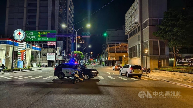新北市三重區26日深夜發生死亡車禍，黃姓機車騎士在重新路五段與光復路一段路口闖紅燈，撞上過馬路的湯姓婦人，湯婦送醫後仍宣告不治。（翻攝照片）中央社記者趙敏雅傳真  114年6月27日   