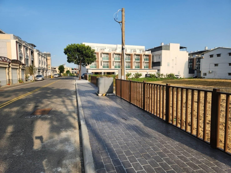 僑真國小校園周邊增設人行道,落實人車分流,確保學童上下學安全。 圖:國土署提供