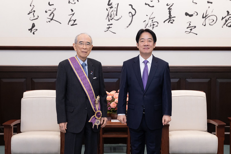賴清德頒授「日本台灣交流協會」前會長大橋光夫「大綬景星勳章」。   圖：總統府提供