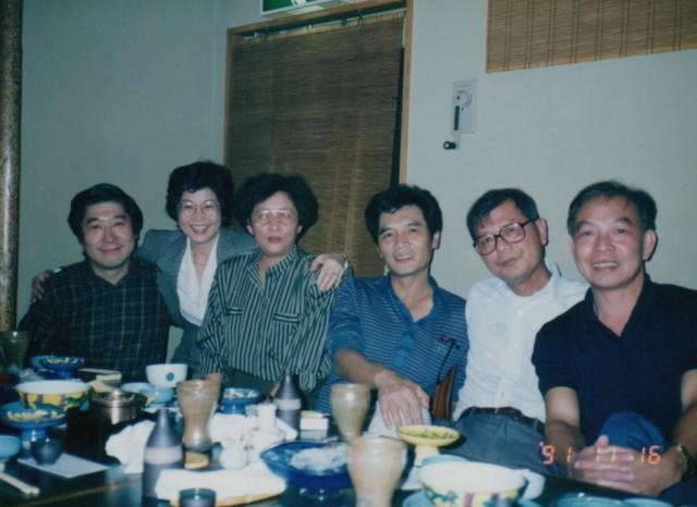 獨盟盟員由日本闖關前的聚餐。(左起) 宗像隆幸、毛清芬、何康美、陳南天、周叔夜、蕭健次 。 圖/毛清芬女士提供 獨盟盟員由日本闖關前的聚餐。(左起) 宗像隆幸、毛清芬、何康美、陳南天、周叔夜、蕭健次 。 圖/毛清芬女士提供