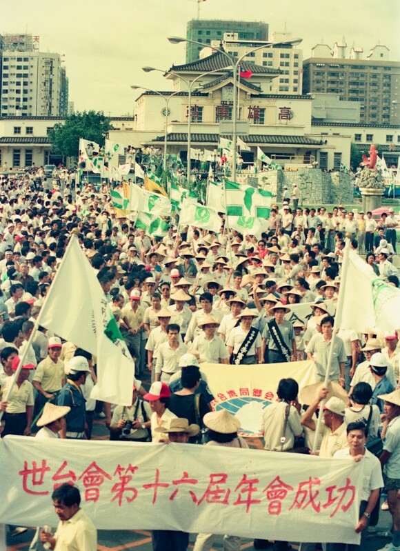 1989年世台會成功舉辦後,高雄車站前就集結許多聲援的勇敢台灣人。 1989年世台會成功舉辦後,高雄車站前就集結許多聲援的勇敢台灣人。