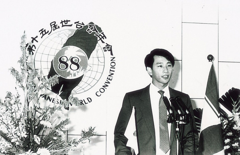 1988年,第15屆世台會年會首度回台灣舉行,該會年僅28歲的秘書長羅益世「翻牆」回家參加年會與遊行。 圖:邱萬興提供 1988年,第15屆世台會年會首度回台灣舉行,該會年僅28歲的秘書長羅益世「翻牆」回家參加年會與遊行。 圖:邱萬興提供
