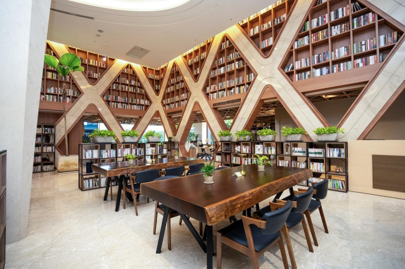 步入酒店一樓，「拾本書堂」以全新風貌呈現迎賓大廳。   圖：賀緹酒店/提供  