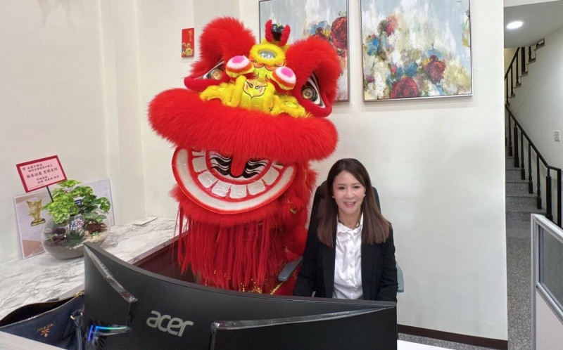 溫佩秦有信心讓橋科青埔捷運加盟店成為客戶心目中第一名的選擇與永慶加盟店的王中之王。 圖:永慶不動產橋科青埔捷運加盟店/提供