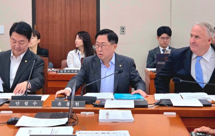 今(27)日,國民力量黨議員庾龍源出席國會外交通商委員會,正與外交部1次官樸潤柱就中國的「西海工程」問題進行質詢。 圖:韓國國會 提供