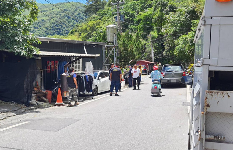 花蓮縣秀林鄉銅門村26日發生犬隻攻擊事件，梁姓飼主的4隻混種犬圍攻1隻黑狗，黑狗的飼主也遭波及受傷。經查攻擊犬隻已被列管為危險性犬隻，動防所將加重裁罰，不排除沒入。（民眾提供）中央社記者張祈傳真 114年6月27日   