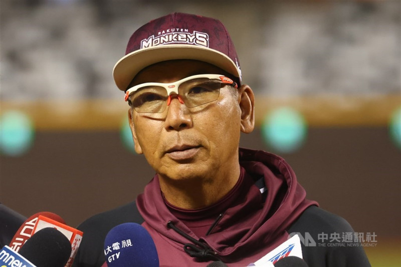 中職樂天桃猿在27日賽前上半季淘汰指數剩1，教頭古久保健二（圖）坦言，現在球員比較多身體疲累的狀況，所以安排比較多年輕選手上場。（中央社檔案照片）   