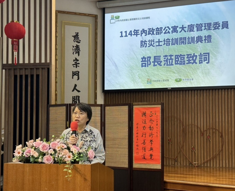 劉世芳期盼，今年底目標有10萬人拿到防災士執照。   圖：內政部提供