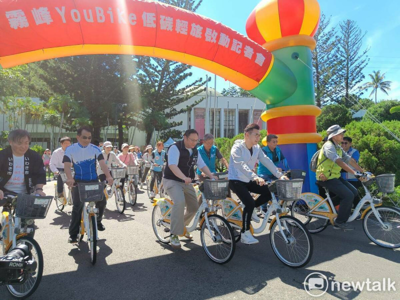 「霧峰YouBike低碳輕旅」啟動儀式後，與會來賓一同出發。   圖：唐復年/攝
