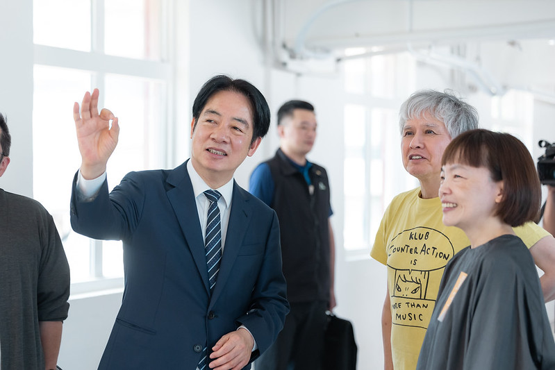 賴清德再次見到奈良美智（右二）仍像兩人初次見面一樣輕鬆自在。   圖：總統府提供