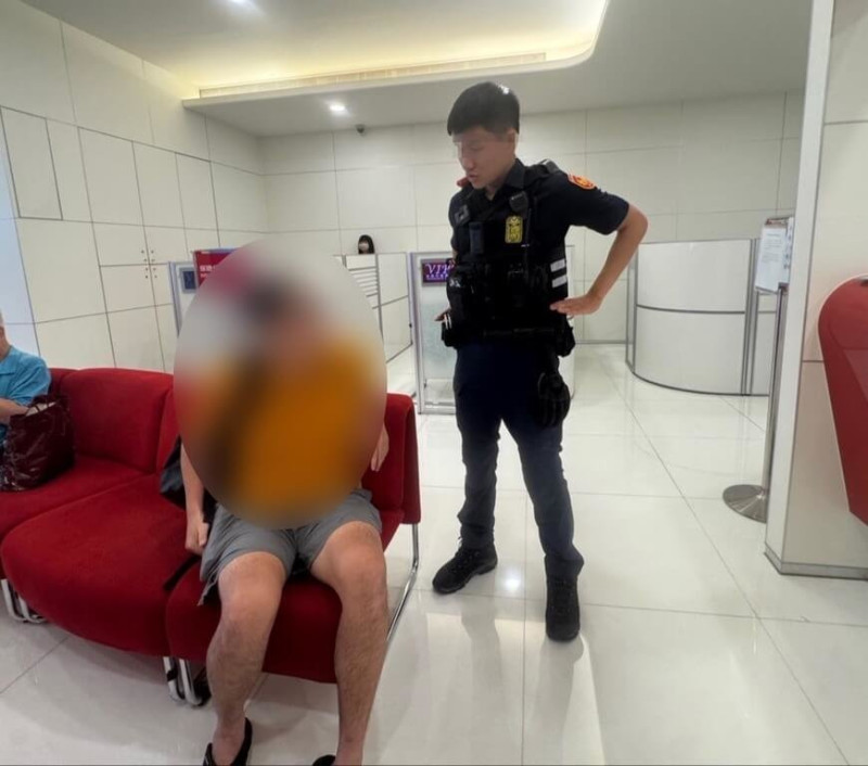 台南市于姓男子疑遭投資詐騙，27日到中西區某家銀行稱父親準備室內裝潢，要提領近新台幣70萬元，幸經警方成功攔阻。（台南市警局提供）中央社記者張榮祥台南傳真  114年6月28日   